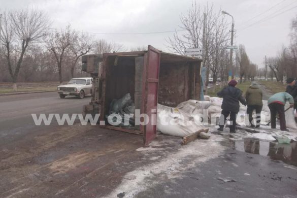 В Мирнограде перевернулся КАМАЗ