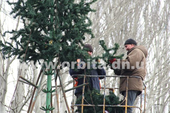 Покровск украшают к Новому году и ждут оленей из ремонта
