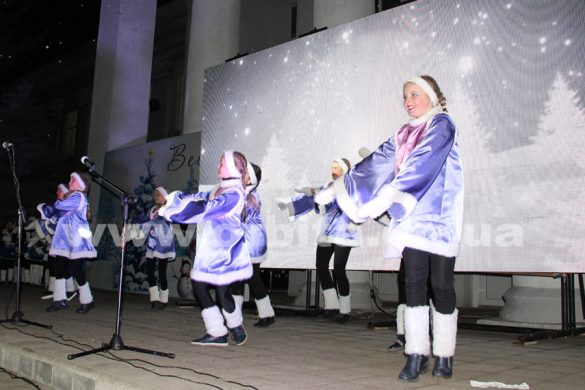 В Покровске зажглись огни на главной городской елке