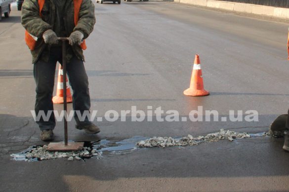 В Покровске проводится зимний ремонт дорог