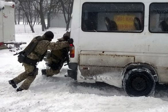Співробітники поліції Покровської оперзони допомагали водіям, чиї машини застрягли в снігу