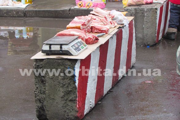 Бетонные блоки стихийному рынку не помеха, или Как в Покровске соблюдается карантин по АЧС
