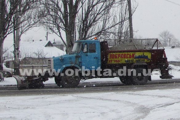 Кто и чем посыпает дороги в Покровске?