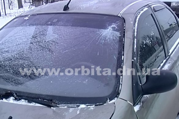 В Покровске под колеса автомобиля попала женщина