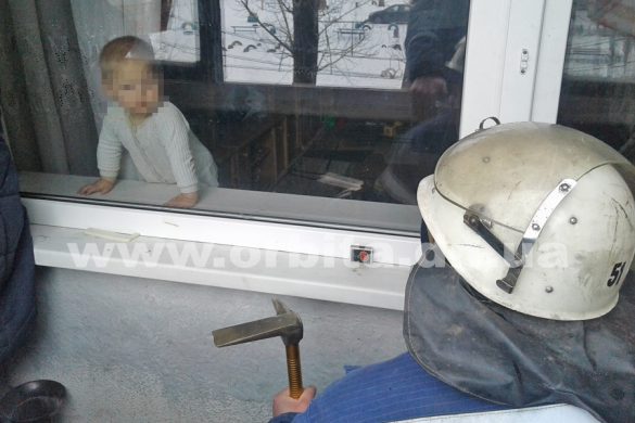 В Покровске малыш закрыл маму на балконе. Пришлось вызывать спасателей