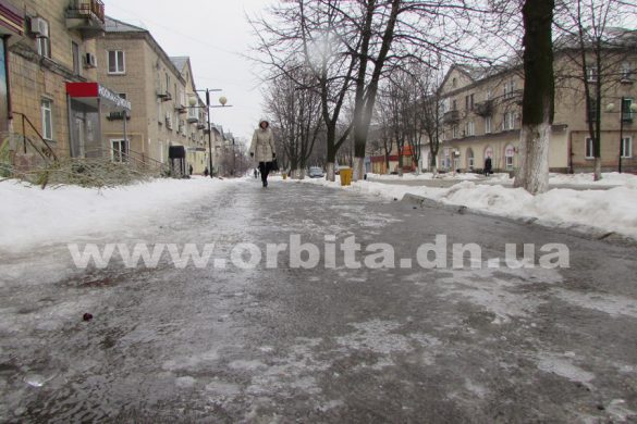 Пешеходные зоны Покровска превратились в стекло