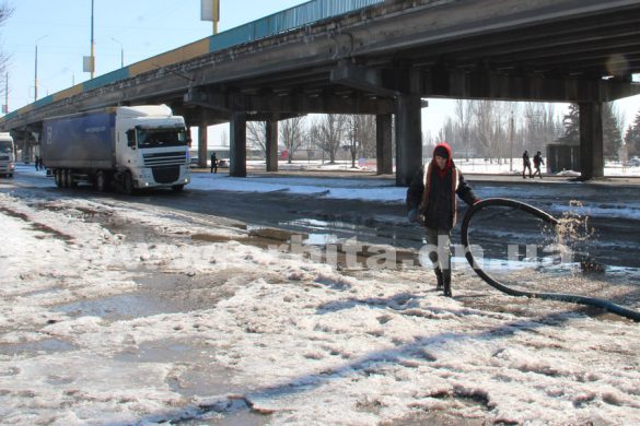 На улице Шмидта откачивают воду насосами, а сотрудники автосервиса собирают отпавшие номера