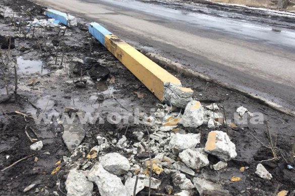 Сбитые опоры и помятые розы – результат ДТП в Покровске