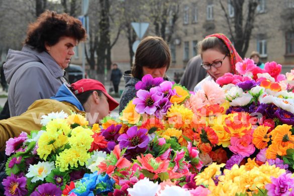 Живые или искусственные: какие цветы выбирают покровчане в поминальные дни?