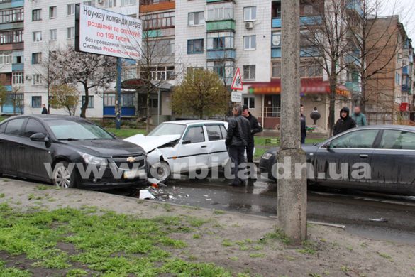 ДТП в Покровске: столкнулись три легковых автомобиля