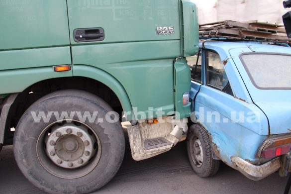 ДТП В Покровске: зерновоз протаранил легковой автомобиль (ОБНОВЛЕНО)