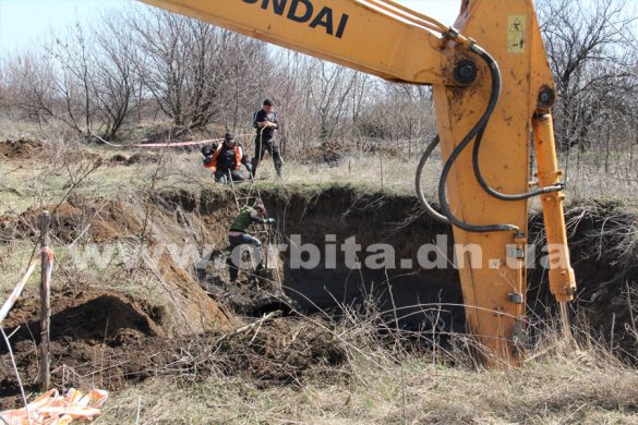 В Покровске провалился магистральный канализационный коллектор