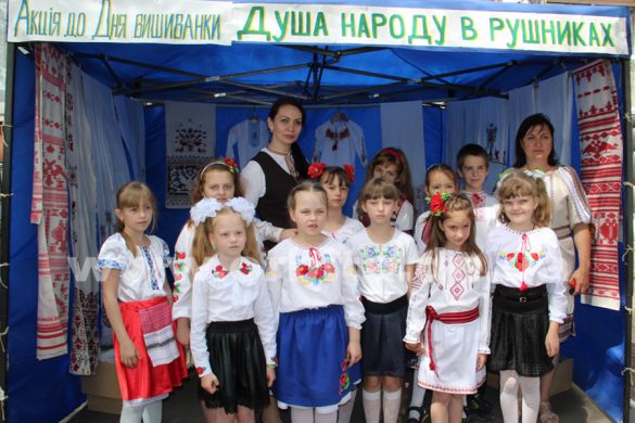 В Покровске проходит выставка рушников и вышиванок под открытым небом