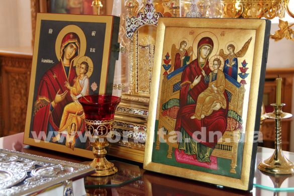 До Свято-Михайлівського храму привезли три християнські святині