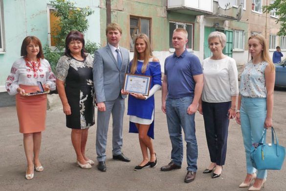У Мирнограді новий очільник області вручив сироті ключі від квартири