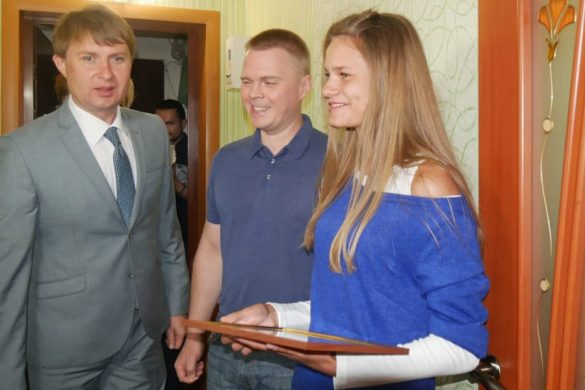 Новий очільник ДонОДА вручив ключі від квартири мешканці Мирнограду