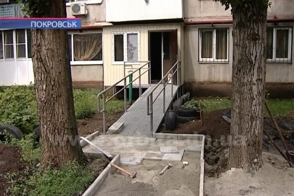 Без обмежень. У Покровську міська влада встановлює пандуси для людей з інвалідністю