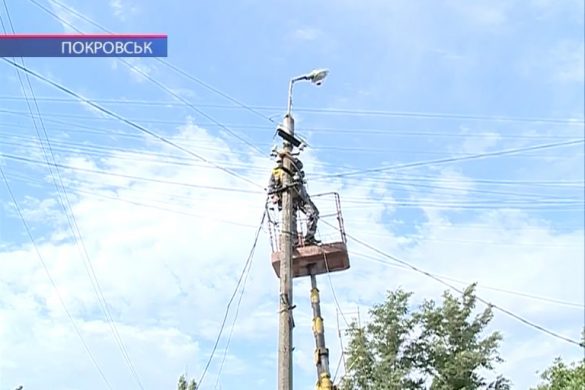 Комунальники проводять заміну мереж вуличного освітлення