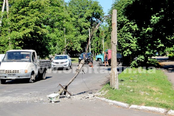 В Покровске автомобиль сбил электроопору и скрылся с места ДТП
