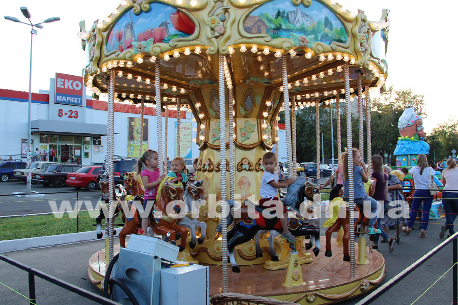 den_nezav18_karuseli04