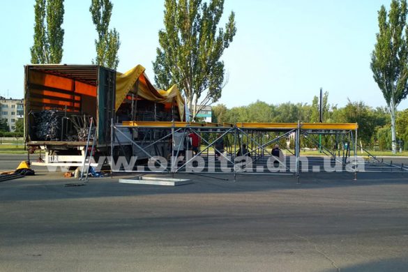 На улице Защитников Украины в Покровске устанавливают сцену