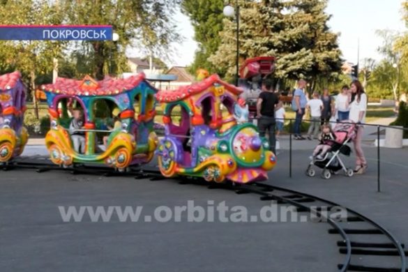 Покровське УМГ придбало сучасні каруселі за кошти з міського бюджету