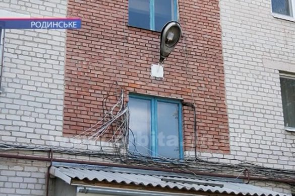 Родинське посвітлішає: тривають масштабні роботи з заміни ламп та ліній електропередач