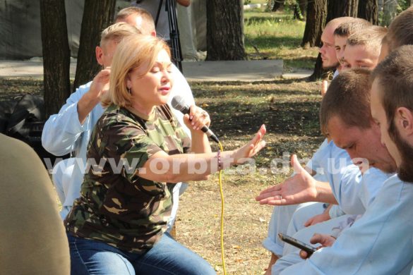 В военном госпитале в Покровске выступила Оксана Билозир