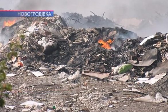 Задимлена Новогродівка. У місті не можуть загасити пожежу на сміттєвому полігоні