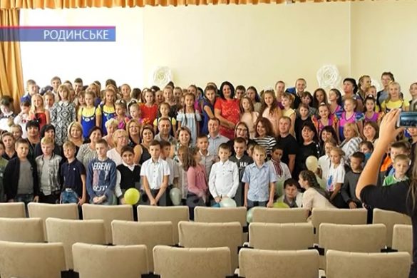 Одна на всіх. У Родинській ЗОШ №35 відкрили оновлену актову залу
