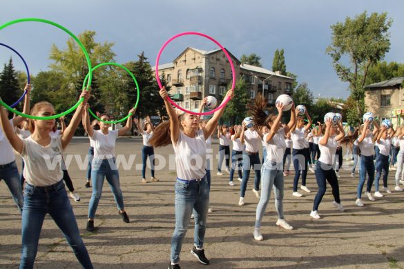 У місті Родинське до Дня здоров’я провели танцювальний флешмоб