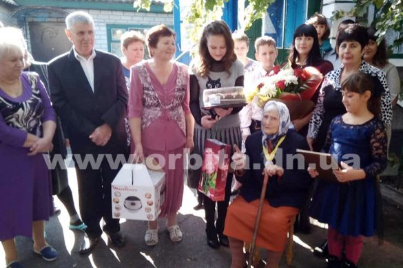 У Покровську місцеву мешканку привітали зі 100-річним ювілеєм