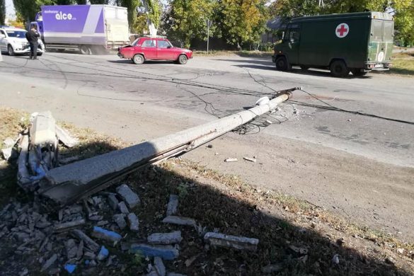 В Покровске автомобиль сбил опору уличного освещения