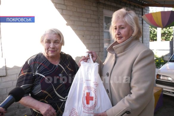 Представники Червоного Хреста відвідали людей похилого віку Покровська