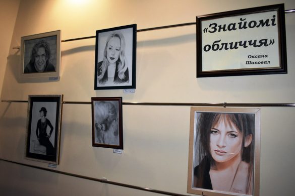 В Покровске открылась выставка портретных работ художницы-врача из Межевой