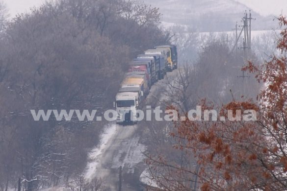 «Слизька» пастка: десятки вантажівок через ожеледицю провели ніч на трасі