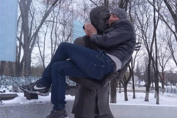 У Леонтовича «на ручках»: мужчина по-новому сфотографировался с памятником