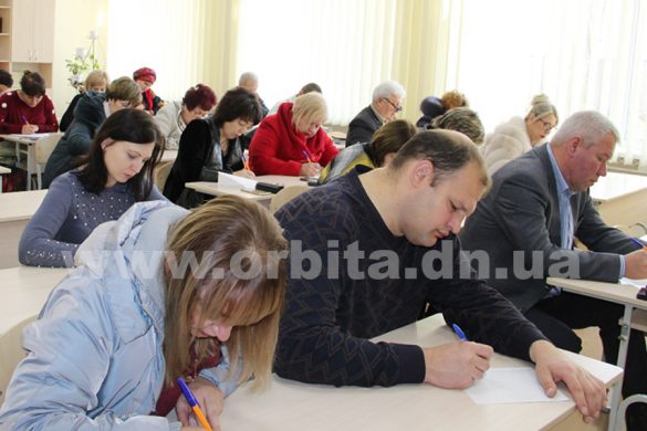В Покровске горожане вместе с чиновниками писали диктант единения