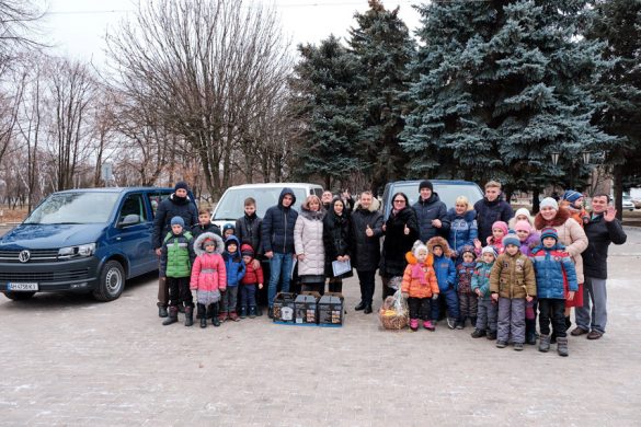Дві багатодітні родини з Покровська отримали мікроавтобуси, ще одна – сертифікат на будинок