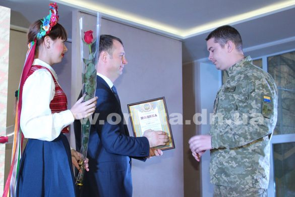 Подвійне свято: у Покровську вітали військових та держслужбовців
