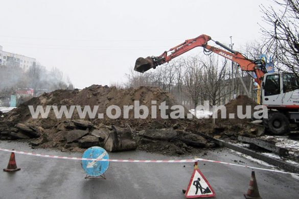 На центральной улице Мирнограда устраняют провал