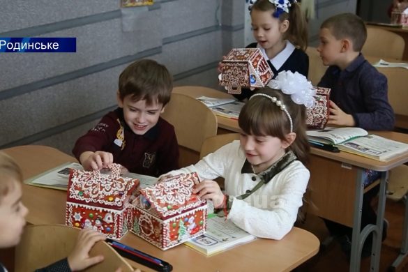 Покровські депутати та Сергій Федоров завітали до малечі Родинського з подарунками