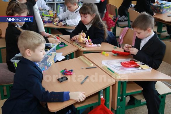У Мирноградських школах оновлюють меблі для першокласників