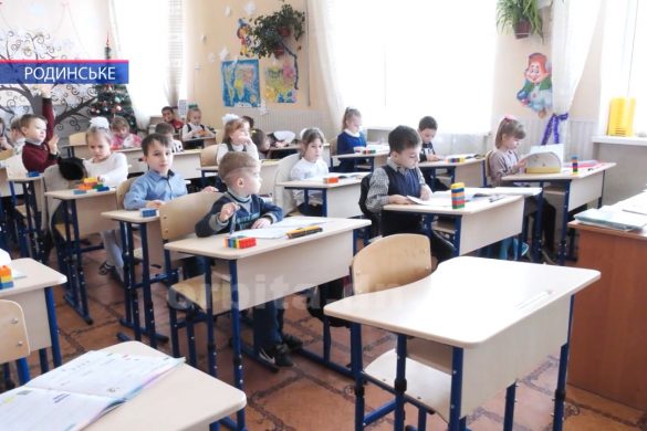 Навчальні заклади Покровська продовжують комплектувати новими меблями для першокласників