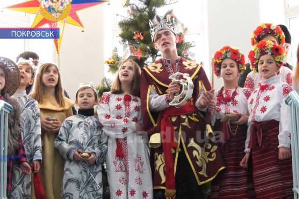 В соціальні заклади – з колядками: священнослужителі та вихованці музичної школи вітали з Різдвом