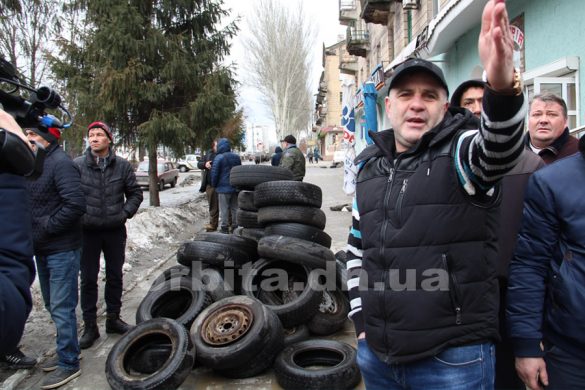 В Покровске проходит митинг против плохих дорог