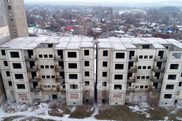 В Мирнограде подросток упал с крыши недостроенной пятиэтажки, отвлекшись на мобильный телефон
