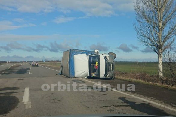 В Покровском районе перевернулся автомобиль