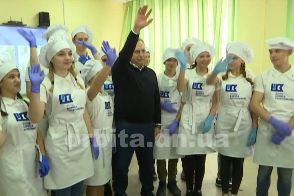 Благодійний Фонд Бориса Колеснікова продовжує реалізацію соціальних і освітніх програм в Донецькій області. Так, 22 березня Президент Фонду Борис Колесніков урочисто відкрив Школу кухарського мистецтва на базі Костянтинівського професійного ліцею. Завдяки новітньому обладнанню та досвідченим шеф-кухарям, всі студенти регіону з харчовими спеціальностями можуть безкоштовно проходити майстер-класи та  вчитися у кращих майстрів.