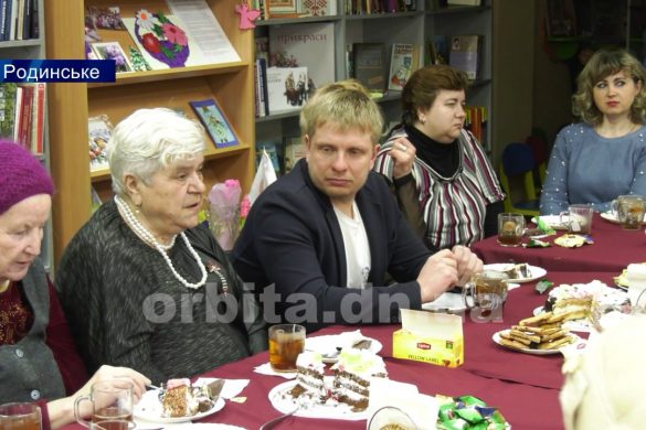 Покровська влада та Сергій Федоров привітали жінок громадських організацій Родинського з 8 Березня